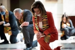 美国大批政客，集体下跪！与特朗普反差强烈，总统选情正发生巨变