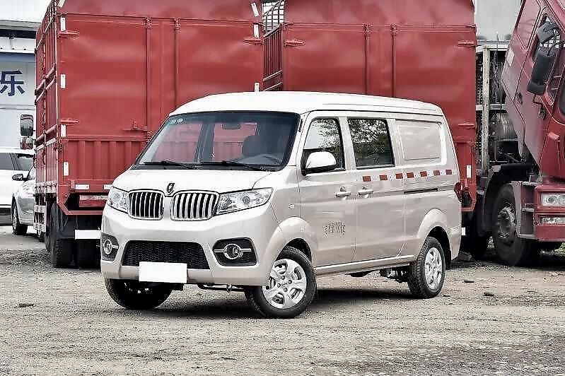 想去摆地摊，怎么能少了一台“全能”的面包车呢？