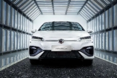 中国新能源品牌车型销冠埃安S靠什么与特斯拉竞逐“纯电双雄时代”？