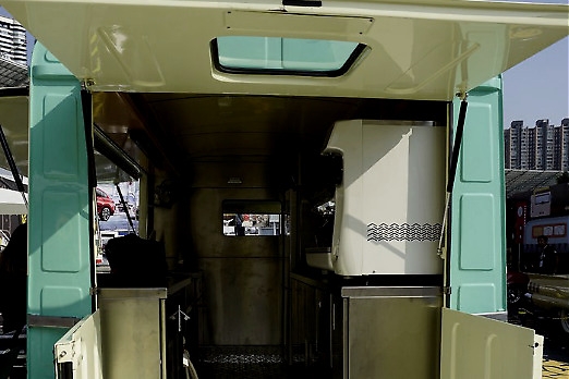 成都惊现摆摊神器鼻祖 馆藏雪铁龙H现身街头