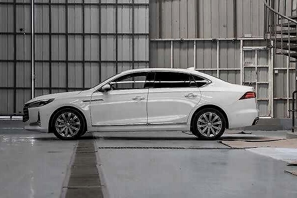 传祺正式发力高端？旗舰轿车比A4L豪华，还配水晶挡把+双凌刃大灯