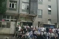 博郡员工集体维权，抗议黄希鸣暗箱操作