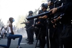 美军抛下白宫撤离，20多万示威者呼声震天，俄专家称川普失去兵权