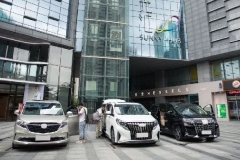 要不是那个Logo，这台车的气场可赶得上那百万豪车了