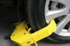 霸占他人车位被锁车，车主反而要求赔偿：凭啥锁我车？