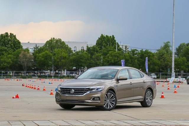 内饰设计漂亮，上汽大众帕萨特来袭，18.59万起售销量超凯美瑞