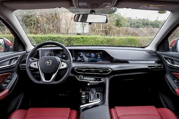 3月底才上市，却连续3个月销量破万，长安逸动PLUS有何本领