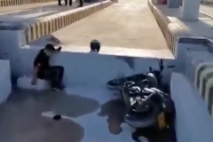 男子骑哈雷过高速收费站摔进大坑内，车头损毁前叉变型