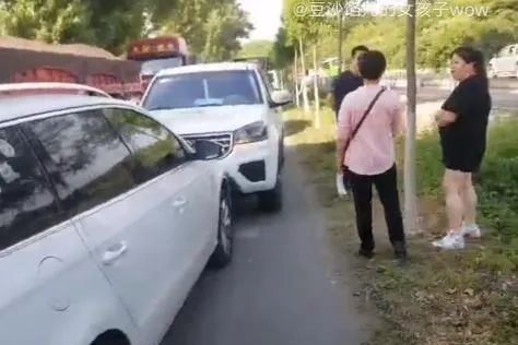 环保局车辆逆行撞车态度蛮横？官方回应：查无此车