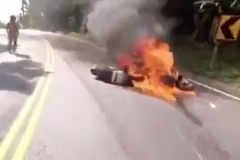 踏板车跑山弯道避让不及导致侧滑，摔车后瞬间起火