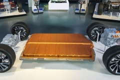 宁德时代比亚迪隔空斗法背后：三元锂真要玩完了？