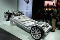 新能源汽车亏电趴窝 平板车救援才是唯一选择