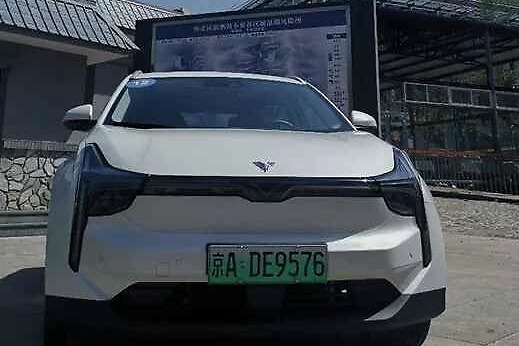 一辆像哪吒的汽车 开着哪吒U无里程焦虑只有快乐