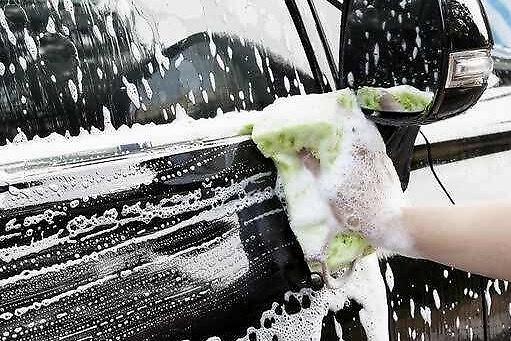 拥有一辆属于自己的爱车后对其精心呵护，可过度保养并不提倡