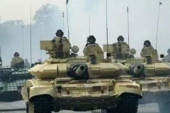 印度70万大军集结边境，黑压压坦克一眼望不到头，俄呼吁双方克制