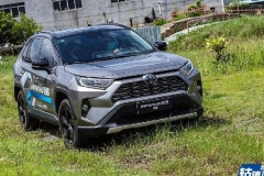 轱辘试驾|不要小瞧丰田这俩双擎车，跋山涉水下赛道都不含糊