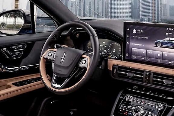想买豪车又要省钱 这款豪车低配28万就够了 还与多个明星同款