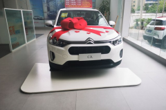 雪铁龙C3L到店，展台放在角落，看起来有些落寞