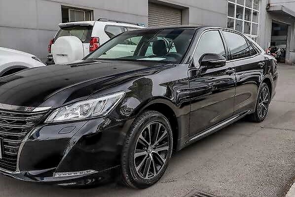 丰田皇冠跌至不足23万，长超5米，标配2.0T+8AT，还买奥迪A4L吗？