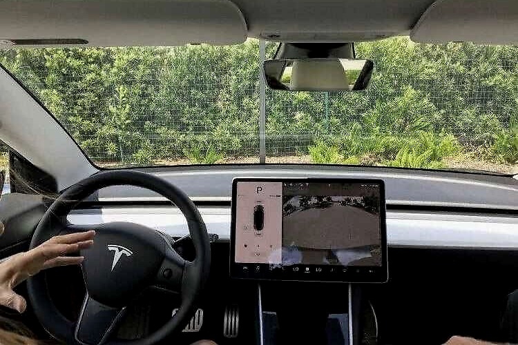 特斯拉最新OTA：可识别信号灯，车内摄像头也可启用