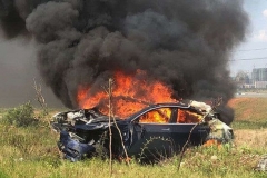 传特斯拉刹车失灵后撞车，车辆起火司机重伤