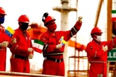 美国后院起火！大批油轮突破美舰封锁，上千万桶廉价石油运抵东亚