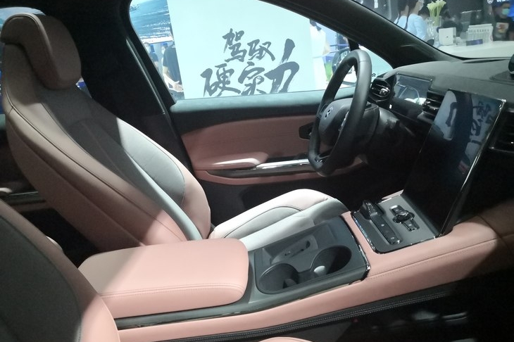 2020粤港澳大湾区车展：蔚来EC6内饰发布