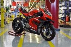 首台杜卡迪Superleggera V4下线了，还是纯手工装配的