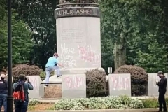 特朗普最担心之事发生！白人和警察开始抗议示威，美国彻底失控