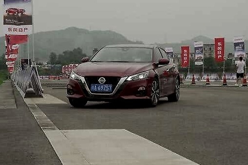 天籁2.0T综合优惠2.7万，最大功率252马力，破百6.2s，BRZ都认输