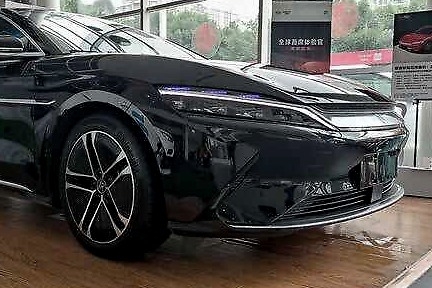 上午刚到店，小编实拍比亚迪汉，正式“摆擂”特斯拉