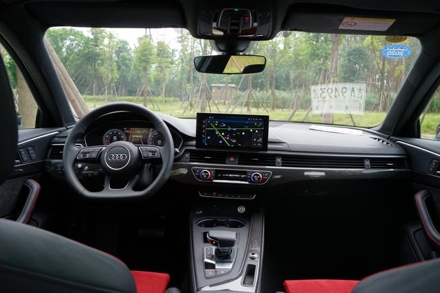 配悬浮式中控屏，A4L被说没质感，3系被说太粗糙？网友：难以满足