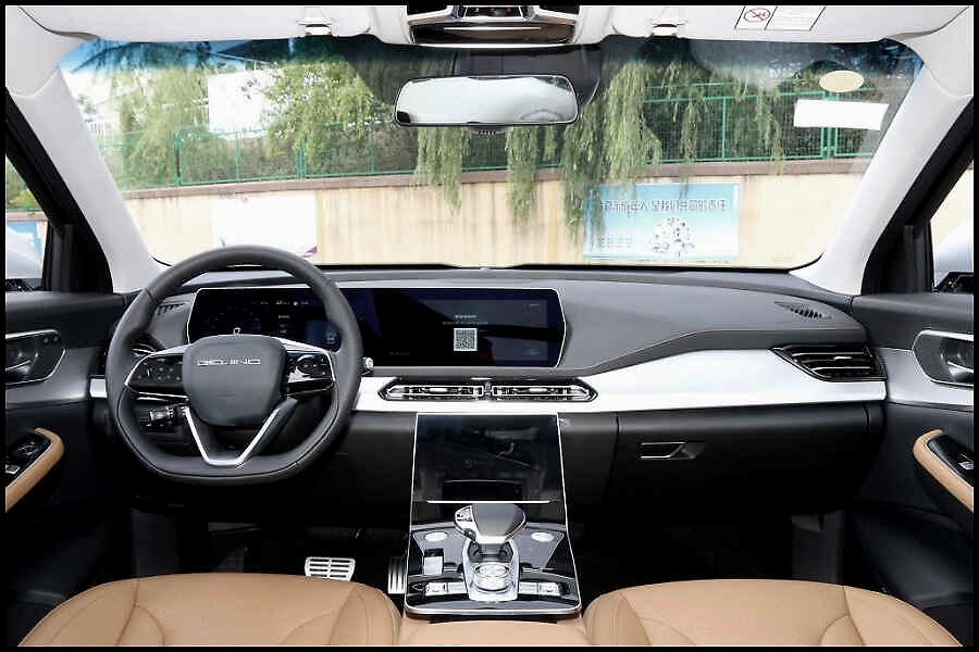 10.49万起，轴距2.8米，配三块大屏，BEIJING-X7燃油版怎么选？