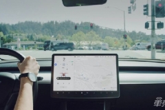 特斯拉自动等红灯功能升级 可自己过十字路口