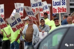 美国病毒重创海军造船厂！4000多工人愤怒罢工，驱逐舰工地没人了