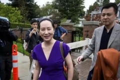 孟晚舟迎来新裁决后，任正非近照曝光，回眸一笑让人很伤感