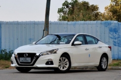 第十代索纳塔对决日产天籁，重回中级车第一梯队，谁更有希望呢？