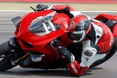 23.8万元起，杜卡迪国内发布新款V4/V4S，带着定风翼合法上路的超跑来了