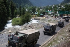 大批印军战机准备战斗，打出标语：战必胜！胡锡进：鸡蛋碰石头