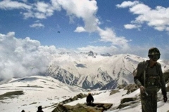 战斗打响！卫星拍下震撼一刻，一支钢铁洪流逼近班公湖，俄发出提醒