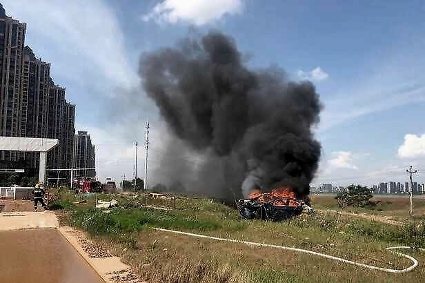 特斯拉否认刹车失灵，车主称失控行驶8km，不可能一直踩错踏板