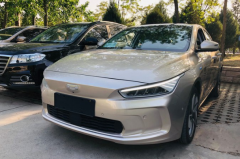 这台电动车外观科幻容易被围观，动力从此不再地板油！