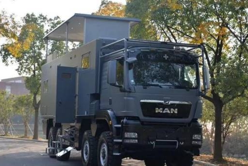 自带天台的越野房车！售价998万、8X8驱动，不差钱硬汉之选