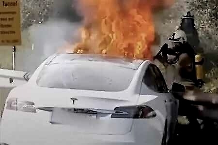 漠视安全，不负责任？特斯拉2012年就知道有起火可能，执意上市？