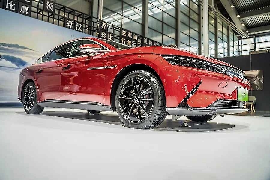 预售24万起，零百3.9秒，内饰不输豪华品牌，实拍比亚迪汉EV