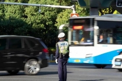 闯红灯扣6分，不闯红灯扣3分？到底怎么走？