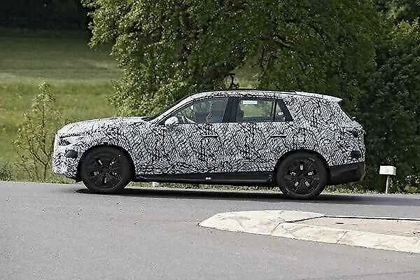 卖得最好的奔驰即将换代，尺寸全面加大，大屏必不可少