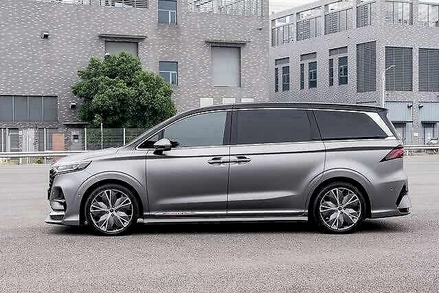 上汽又一高端MPV，气场不输埃尔法，或配2.0T+8AT，挂新车标