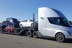 特斯拉急了，为尽力完成交付，特斯拉Semi原型车上路跑起了运输