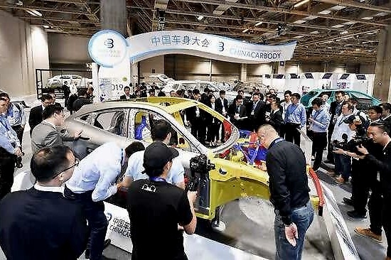 将安全做到潜艇级，赛力斯5四驱高性能版够硬核